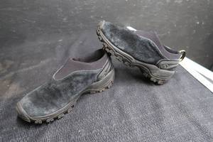 lot 99 image: MERRELL SUADE SHOES
