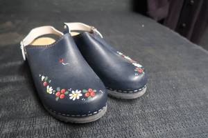 lot 118 image: SKANE TOFFELN CLOGS