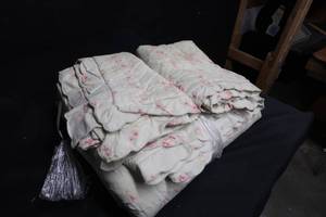 lot 136 image: QUILT AND PILLOWCASES