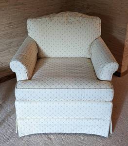 lot 8 image: Vintage Cream Print Ethan Allen Armchair