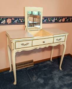 lot 18 image: Vintage French Provincial Vanity with Lift Up Mirror