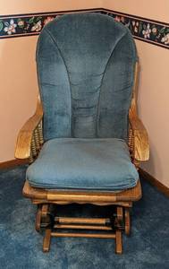 lot 23 image: Oak Rocking Chair