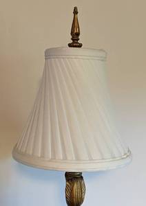 lot 37 image: Elegant Table Lamp