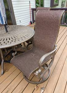lot 45 image: Outdoor Patio Set
