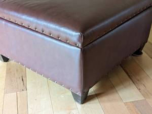 lot 11 image: Hickory Manor Leather Storage Ottoman