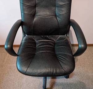 lot 64 image: Black Rolling Office Chair
