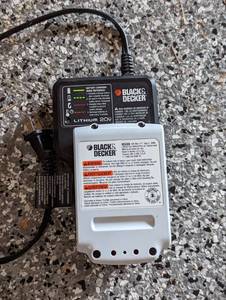 lot 76 image: Black and Decker Cordless Leaf Blower