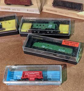 lot 85 image: Vintage N Scale Train Cars