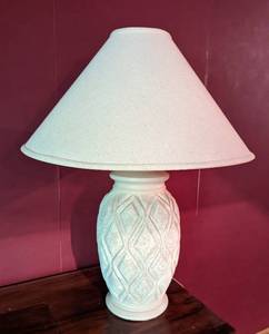 lot 103 image: White Table Lamp