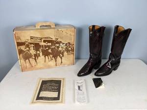 lot 5 image: Lucchese Womens Black Cherry Boots Size 7