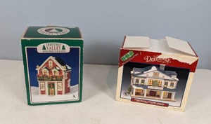 lot 71 image: Lemax Village Collection Porcelain Lighted House and Christmas Valley Mainstreet Collection House