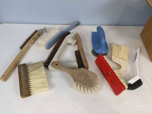 lot 81 image: An Assortment of Brushes