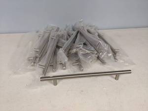 lot 100 image: (25) 7 58 Center-to-Center Stainless Steel Finish Solid Handle Bar Pulls