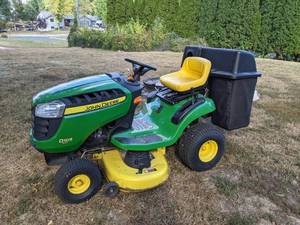 lot 1 image: John Deere D105 Automatic Riding Lawn Mower