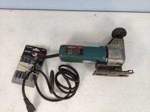 lot 307 image: Bosch 1582-VS Jigsaw with Extra Blade Set