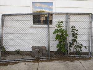 lot 278 image: A Set of Four 6x6 Chain Link Sections with Door