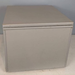 lot 323 image: Light Gray Rolling Cube with 360 Degree Swivel Top