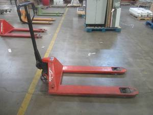 lot 519 image: LINDE 5500 Pallet Jack, In nice working condition - Used in Warehouse.