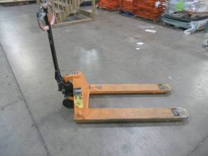 lot 562 image: TITAN LIFTRITE Pallet Jack, In nice working condition - Used in Warehouse.  SOLD AS PICTURED