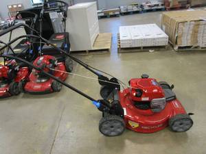lot 220 image: TORO 21445 22 in. Recycler SmartStow Briggs & Stratton High Wheel FWD Gas Walk Behind Self Propelled Lawn Mower (MISSING BAGGER, RUNS)