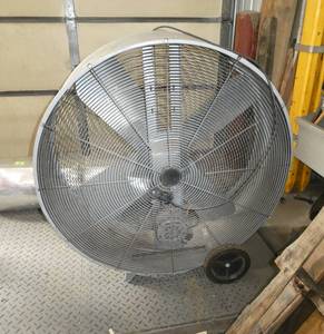 lot 8 image: Large 43 inch barn fan