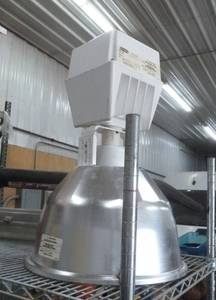 lot 31 image: EIGHT 400W High bay lights 120V