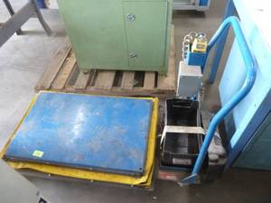 lot 51 image: 750 lb Platform Lift cart
