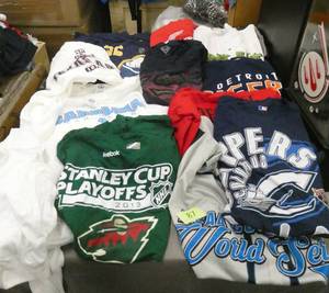 lot 87 image: 15 Mens size 2XL tshirts