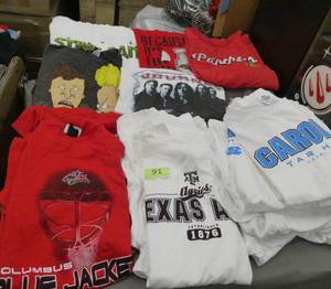 lot 91 image: 15 Mens size 2XL tshirts