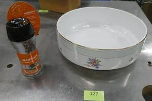 lot 127 image: New Grind and measure SaltPepper grinder and large baking dish