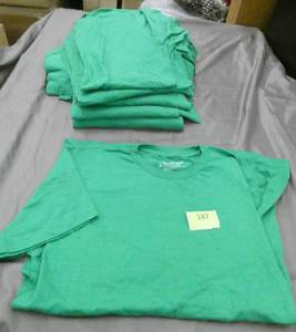 lot 147 image: 10 Adult Medium tshirts