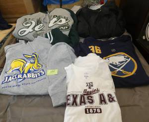 lot 152 image: Adult 2XL 3 tshirts, sweatshirt, jacket