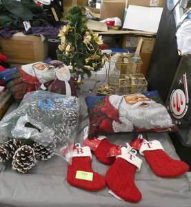 lot 154 image: Group of Christmas stuff