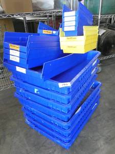 lot 190 image: Group of plastic storage bins