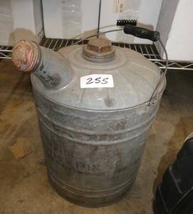 lot 255 image: Nice Vintage oil can