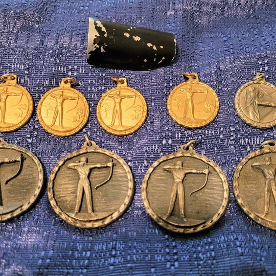 lot 9 image: Vintage Metal Archery Medallions