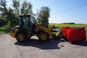 lot 1 image: 2010 Cat 908H Articulating Wheel Loader With 11 Snow Pusher