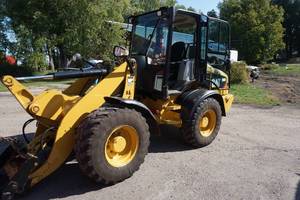lot 2 image: 2010 Cat 908H Articulating Wheel Loader With 11 Snow Pusher
