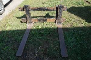lot 12 image: Wheel Loader Mount Pallet Fork Attachment With Cat 908 Attachment Interface