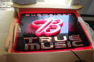 lot 7 image: Budweiser True Music Wall Light