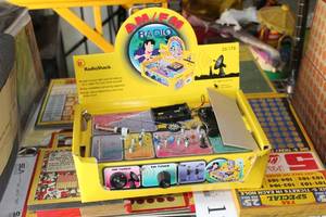 lot 102 image: Vintage Radio Shack AMFM Radio
