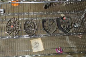 lot 147 image: Lot of (4) Vintage 5 Cast Iron Trivets