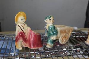 lot 255 image: Lot of (2) USA #532 Ceramic Table Statue - Ladie and Boy