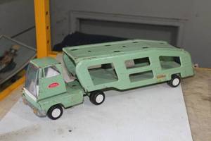 lot 305 image: Vintage Tonka Car Carrier Tractor Trailer
