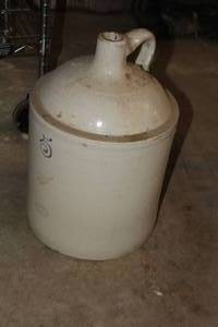 lot 284 image: Red Wing #5 Jug