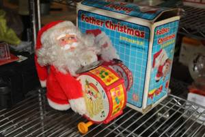 lot 300 image: Father Christmas Drummer (in box)