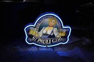lot 13 image: St. Pauli Girl Neon Light