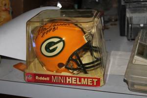 lot 19 image: Riddell  Mini Helmet Signed by Willie Davis HOF81 Green Bay Packers