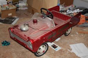 lot 24 image: Vintage Hook & Ladder Pumper 519 Peddle Car