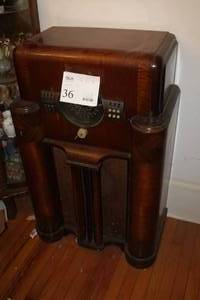 lot 36 image: Vintage Zenith Cabinet Radio